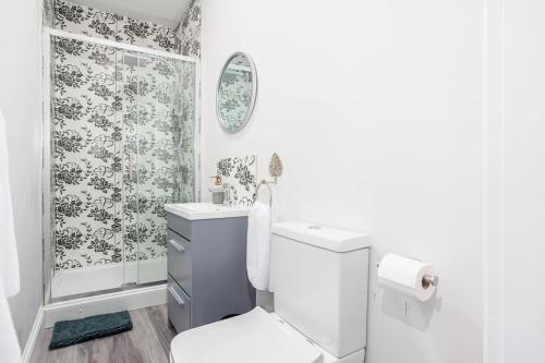 格里姆斯比Coppergate Mews Grimsby No.6 - 1 bed, 1 bath, 1st floor apartment的白色的浴室设有卫生间和淋浴。