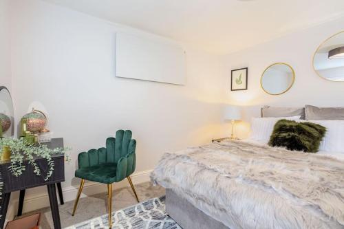 格里姆斯比Coppergate Mews Grimsby No.6 - 1 bed, 1 bath, 1st floor apartment的一间卧室配有一张床、一张桌子和一把椅子