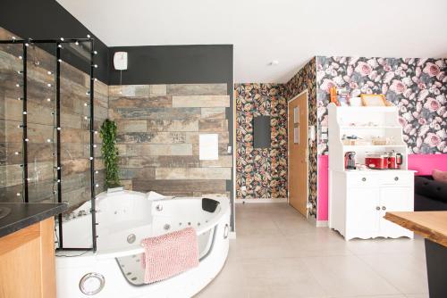 第戎Romantisme et glamour 2 avec spa , clim et jardin的一间带浴缸的浴室