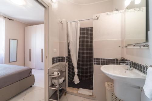阿尔盖罗MIROS APARTMENT的带淋浴和盥洗盆的白色浴室