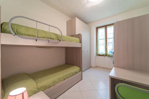 阿尔盖罗MIROS APARTMENT的小房间设有双层床和窗户