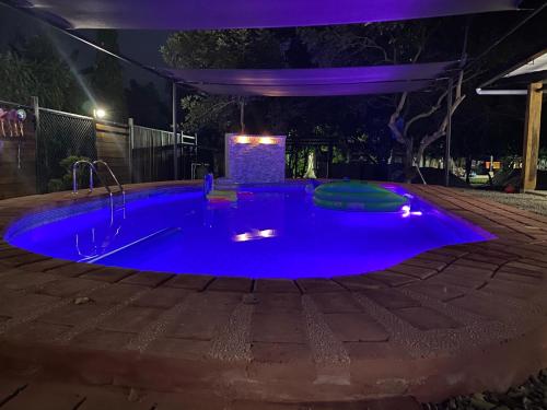 Tuxtla ChicoQuinta Esperanza的游泳池在晚上亮蓝色