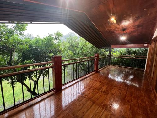 Tuxtla ChicoQuinta Esperanza的享有森林美景的阳台