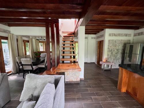 Tuxtla ChicoQuinta Esperanza的带沙发和楼梯的客厅