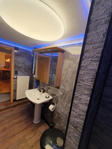 莱茵河畔威尔Nephelin的浴室配有白色水槽和卫生间。