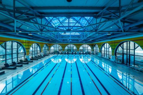 埃里温Hills Resort Hotel的蓝色海水大型室内游泳池