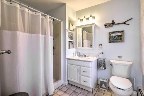 韦斯特利Westerly Vacation Home Town Beach Access的浴室配有白色卫生间和盥洗盆。