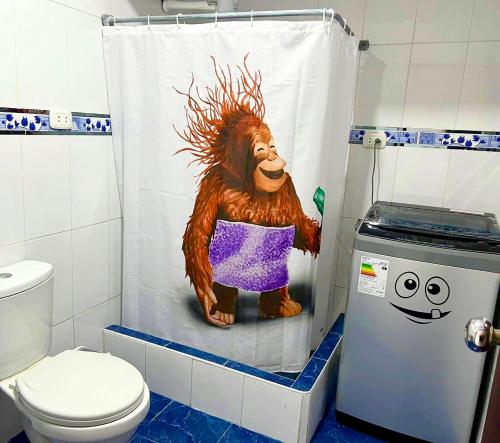 利马Lindo dpto con vista al jardin, internet y cable的浴室内带有猴子淋浴帘,浴室内带有厕所