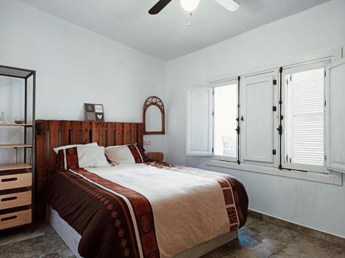圣何塞Chalet en San José, Cabo de Gata-Níjar.的一间卧室配有一张床、梳妆台和窗户。