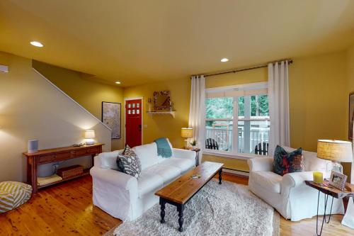 伊斯特海湾Bay View Retreat的客厅配有2张白色沙发和1张桌子