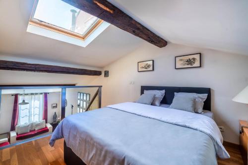 尼斯Samourai Massena Lodge -1 min from the sea的一间卧室设有一张大床和一个窗户。