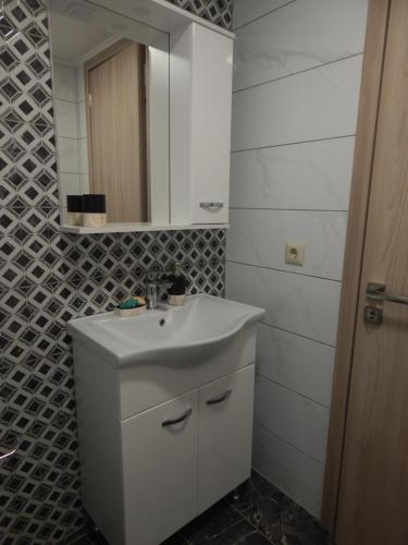 扎金索斯镇Vera City Apartment的浴室设有白色水槽和镜子