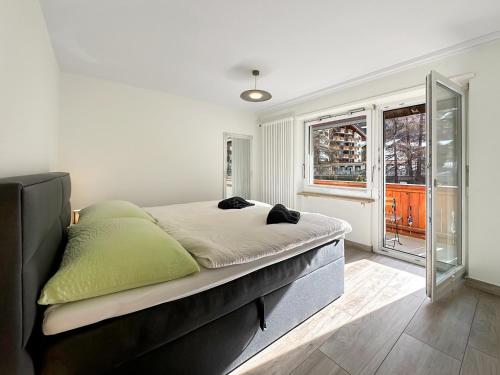 采尔马特Eagle apartment with splendid and direct view of the Matterhorn的一间卧室设有一张床和一个大窗户