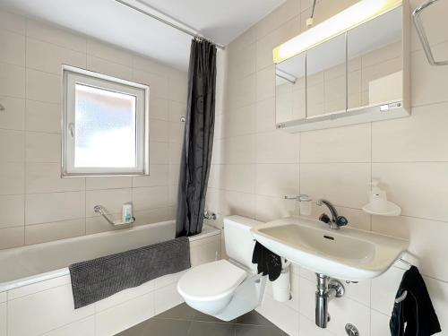 采尔马特Eagle apartment with splendid and direct view of the Matterhorn的白色的浴室设有卫生间和水槽。