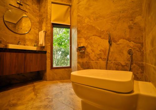 VaduvanchalChembarathi Wayanad Boutique Resort的一间带卫生间、水槽和镜子的浴室