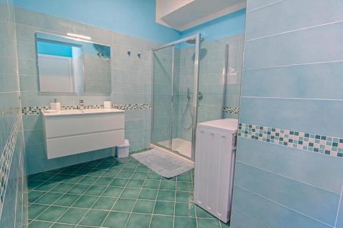 费拉约港Appartamenti Mare Portoferraio的蓝色的浴室设有淋浴和水槽