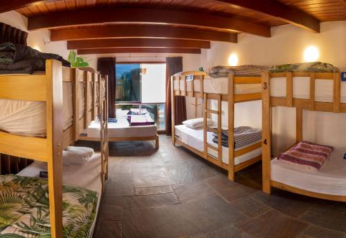 利马Rainbow Hostel的一间设有一张双层床的房间