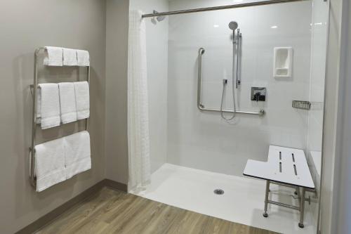 汉密尔顿TownePlace Suites by Marriott Hamilton的带淋浴和盥洗盆的白色浴室
