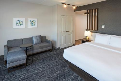 汉密尔顿TownePlace Suites by Marriott Hamilton的酒店客房,配有床和沙发