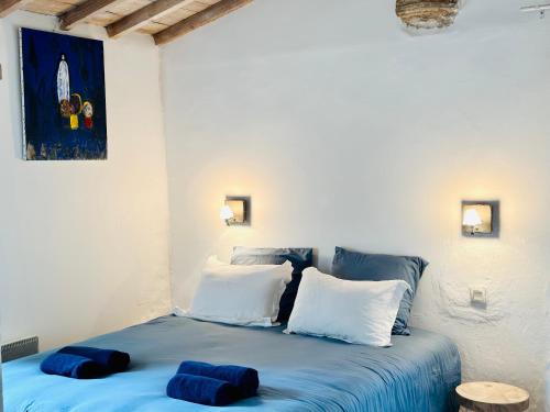 尼姆CASA AZUL - jardin, calme, tennis的一间卧室配有蓝色的床和白色枕头