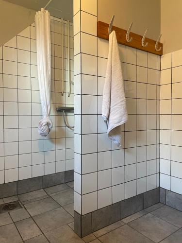 瓦尔贝里Casa Korallen的浴室的墙壁上挂着白色毛巾