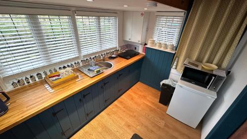 Saint OsythToosey Lass - St Osyth creek的厨房享有高空的景致,配有水槽和冰箱。