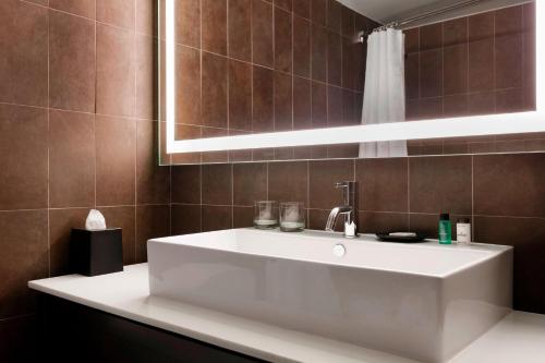 夏洛特夏洛特喜来登酒店的浴室设有白色水槽和镜子