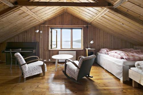 斯塔万格House by the sea - 3 bedrooms and possibility to rent a boat的卧室配有一张床和一张桌子及椅子