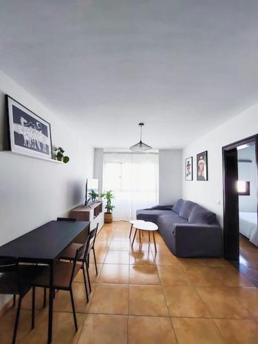 圣巴尔托洛梅Acogedor apartamento Besos de Elah的客厅配有蓝色的沙发和桌子