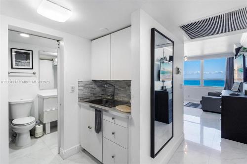 迈阿密海滩7th - 7 Heaven Miami - Stunning Ocean View - Free Parking的客房内设有带卫生间和盥洗盆的浴室