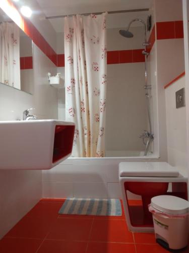 MarchenaPiso amplio y tranquilo en Marchena的浴室配有盥洗盆和浴缸。