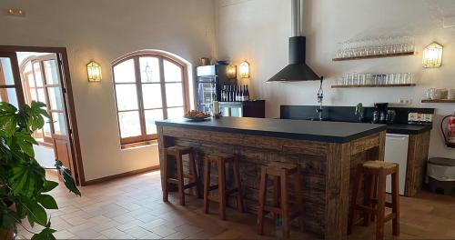 GualchosLa Ventera - summer hotel的一间厨房,内设一个带凳子的酒吧