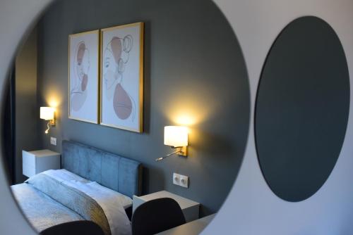 科林斯瓦西利奥斯马里诺斯旅馆的酒店客房,配有床和镜子