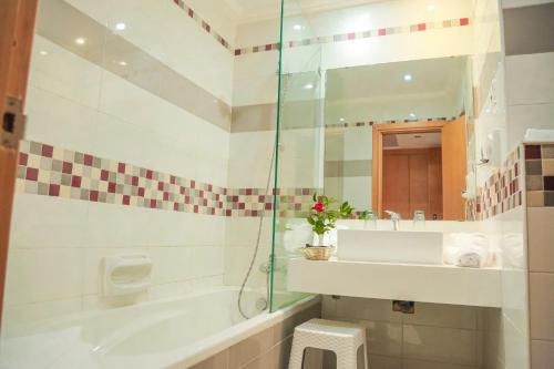 苏塞Hotel Marabout - Families and Couples Only的带浴缸、水槽和淋浴的浴室