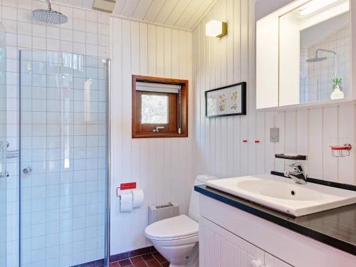 维斯特索马肯Three-Bedroom Holiday home in Nexø 38的浴室配有卫生间、盥洗盆和淋浴。