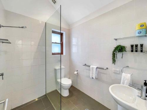 布洛克Two Doors的浴室配有卫生间、盥洗盆和淋浴。