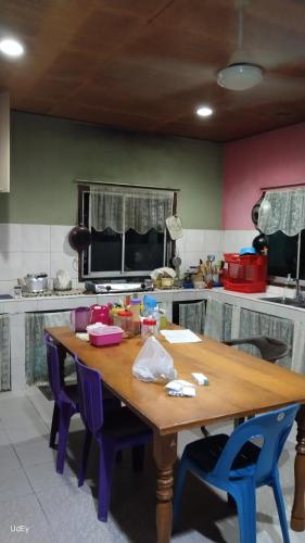 古达Inap Desa Morni的厨房配有木桌和蓝色椅子