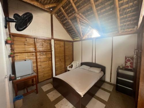 洛佩斯港Zutalu - Playa Sur的一间带床和电视的小卧室