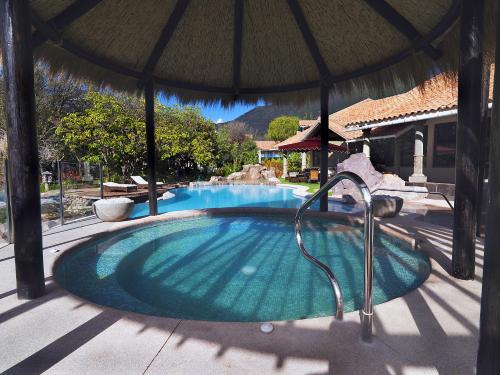 乌鲁班巴阿让洼圣谷疗养酒店的度假村内带热水浴池的游泳池