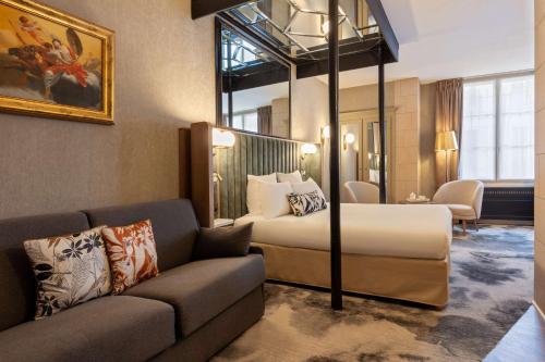 万塞讷Best Western Saint-Louis - Grand Paris - Vincennes的酒店客房,配有床和沙发