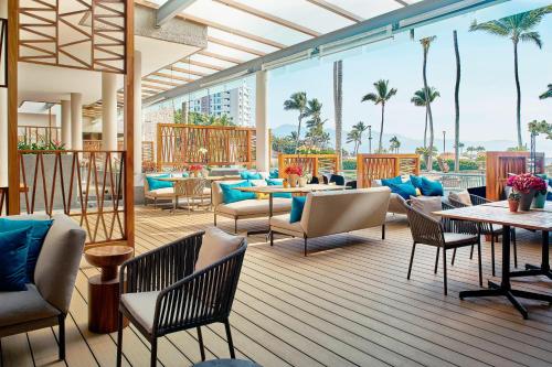 巴亚尔塔港巴亚尔塔港Spa及万豪度假酒店的一个带桌椅的庭院,棕榈树