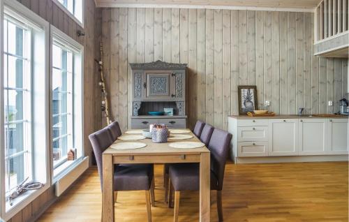 利勒哈默尔Lovely Home In Lillehammer With House A Mountain View的一间带木桌和椅子的用餐室