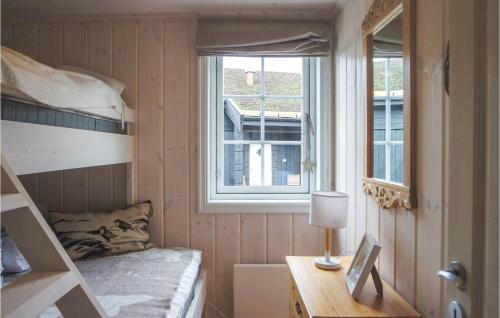 利勒哈默尔Lovely Home In Lillehammer With House A Mountain View的小房间设有双层床和书桌