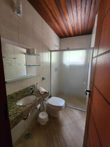 南蒙蒂阿莱格里Pousada Sítio do Sossego的浴室配有卫生间、盥洗盆和淋浴。