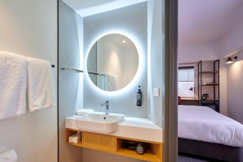 汉密尔顿汉密尔顿泰努伊宜必思酒店的一间带水槽和镜子的浴室