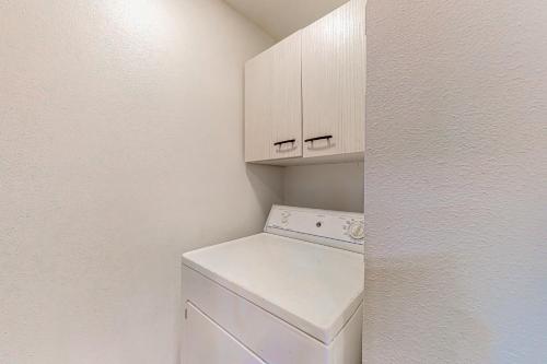 兰里The Hideaway的白色洗衣房配有洗衣机和烘干机