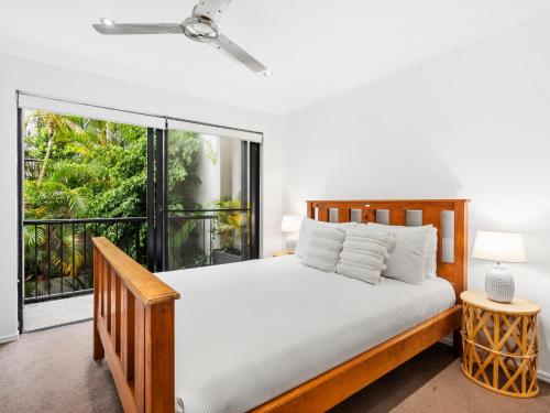 黄金海岸Luxury Stunning Nobby's Beach Home 2bd + Den !的一间卧室设有一张床和一个大窗户