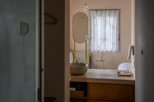 石垣岛MEGURU l 巡的一间带水槽和镜子的浴室