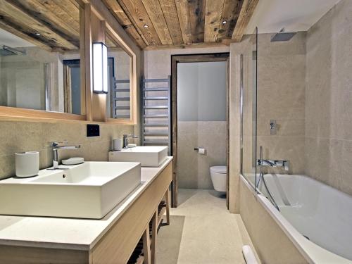 莱斯奥琉斯Appartement Méribel, 4 pièces, 8 personnes - FR-1-613-51的浴室配有两个盥洗盆和浴缸。
