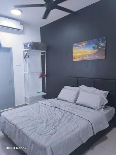 波德申The Second Homestay的一间卧室设有一张蓝色墙壁的大床